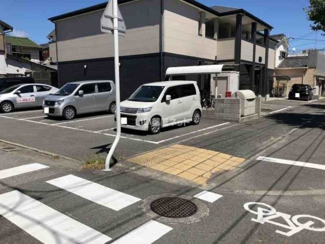 【和歌山市鷹匠町のアパートの駐車場】