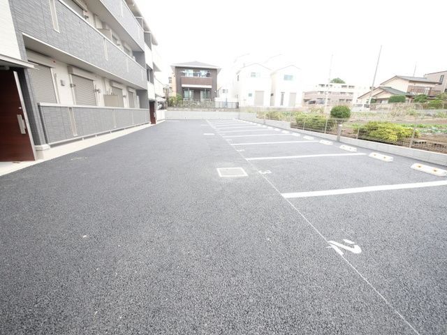 【相模原市中央区横山のアパートの駐車場】