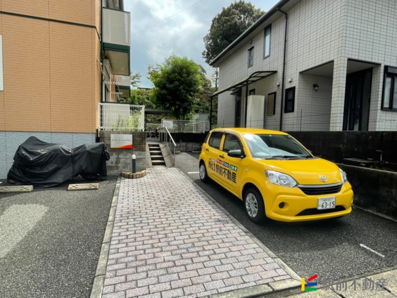 【小郡市津古のアパートの駐車場】