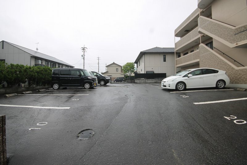 【プリミエール井戸田の駐車場】