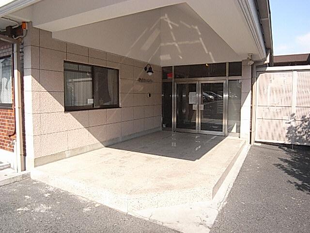 【奈良市北小路町のマンションのエントランス】