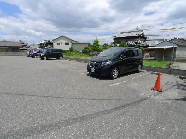 【クレストIIの駐車場】