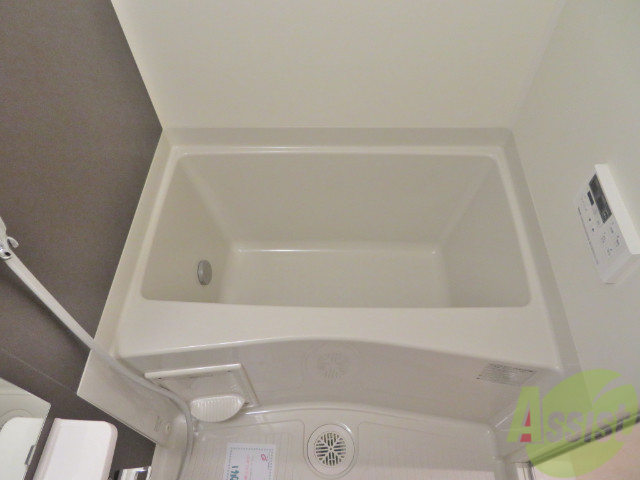 バス・シャワールーム　お風呂は追い焚き機能付きです。便利ですね～