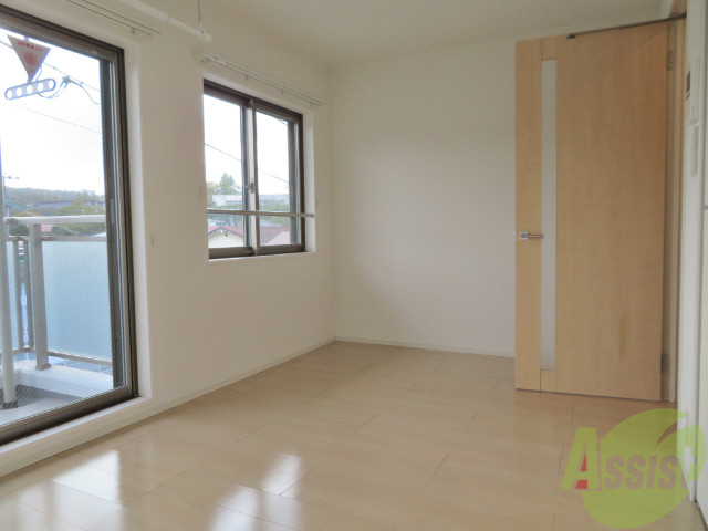 その他部屋・スペース　窓が２か所あって、部屋が明るくていいですね