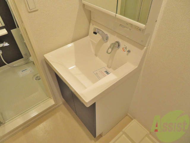 洗面設備　独立洗面台も付いております。シャワーヘッド付きです。