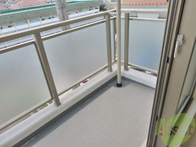 バルコニー　バルコニーも広いので、夏は日光浴できそうです