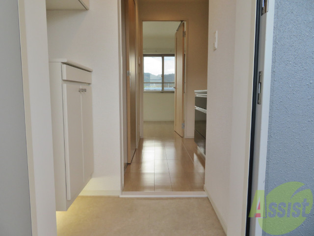 玄関　玄関回りも広そうです。シューズボックスもございます。