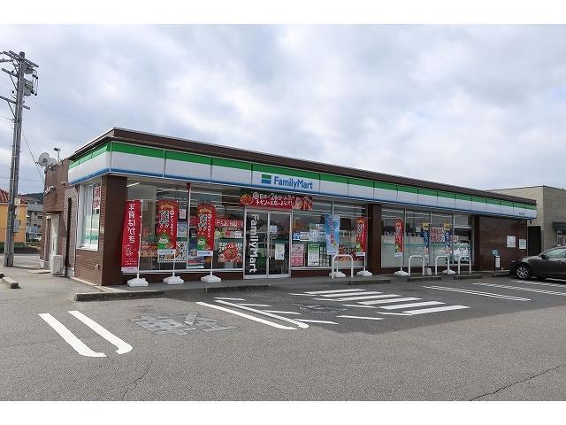 コンビニ　ファミリーマート（コンビニ）まで300m