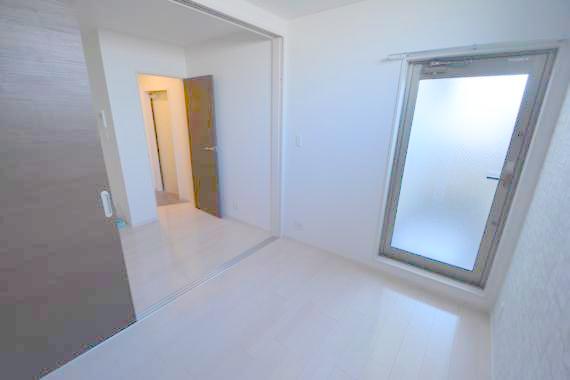 居室・リビング　白を基調とした内装でおしゃれで、落ち着ける空間です。