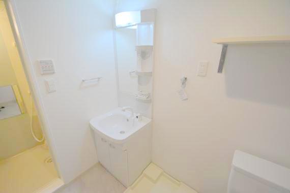 洗面設備　人気の独立洗面所にはうれしいシャンプードレッサーが付いてます