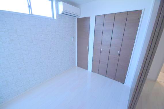 その他部屋・スペース　ゆとりのあるベッドルームで快適な睡眠をとってくださいね。