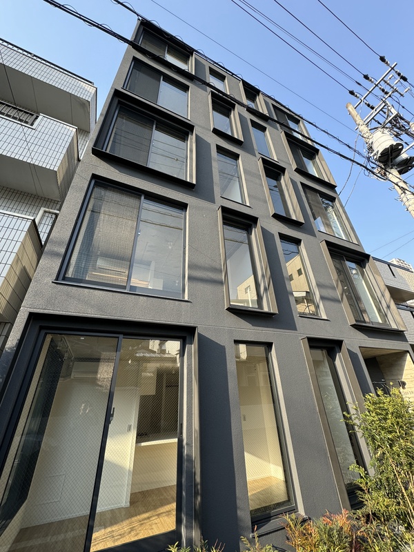 建物外観　直線的でスタイリッシュな外観
