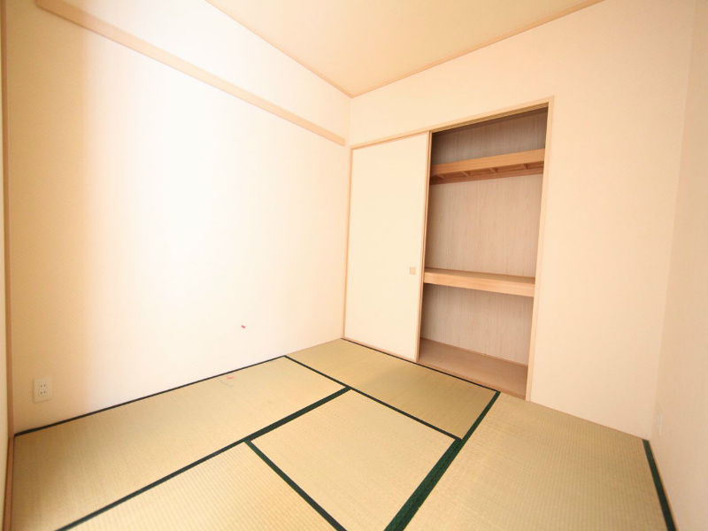 その他　和室4.5帖　押入れ（収納充実してます）