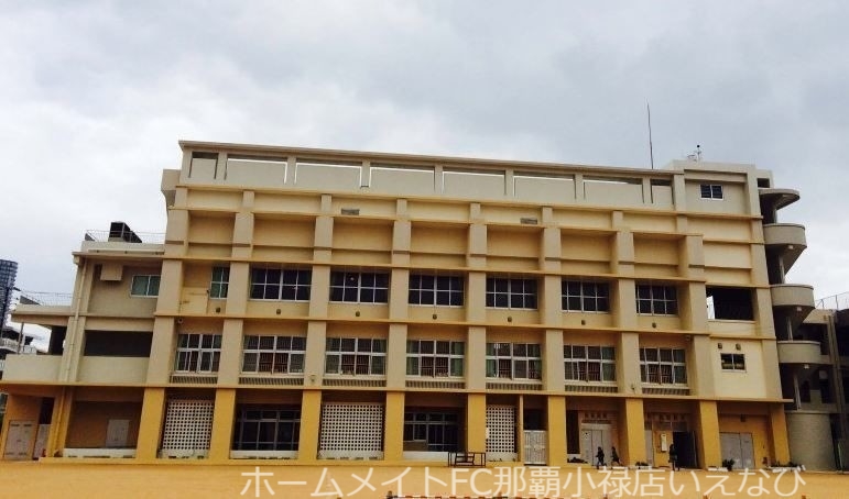 小学校　那覇市立泊小学校（小学校）まで911m