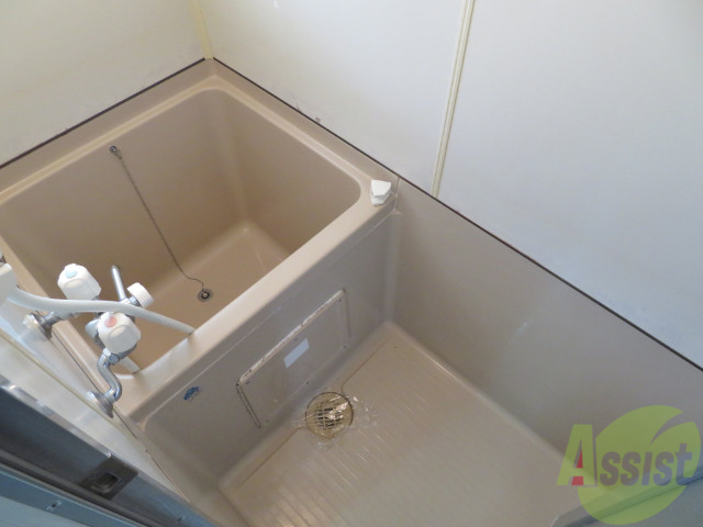 バス・シャワールーム　浴室はこちらのユニットバスになりますねー。