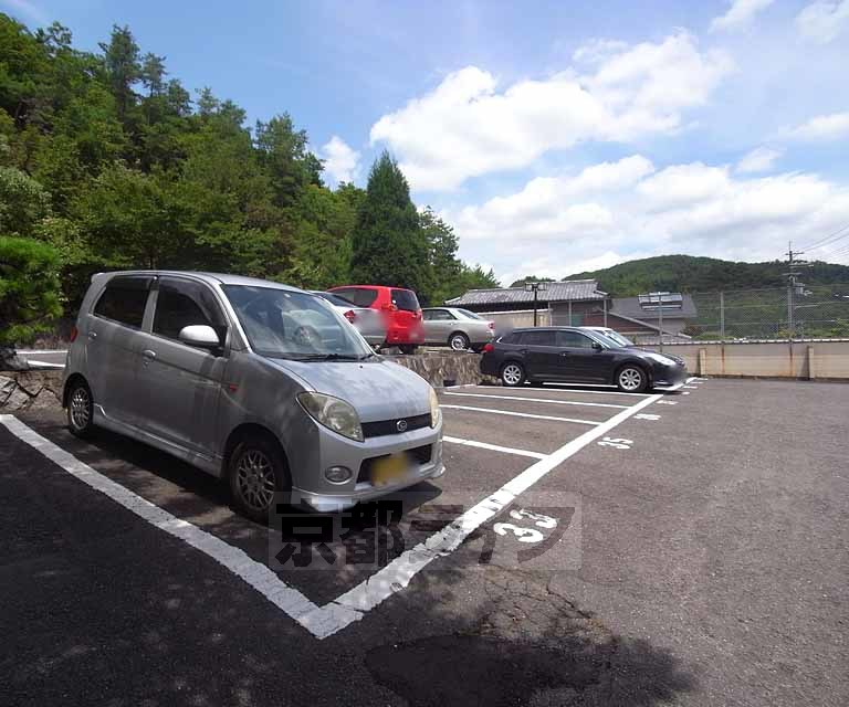 【京都市右京区梅ケ畑向ノ地町のマンションの駐車場】