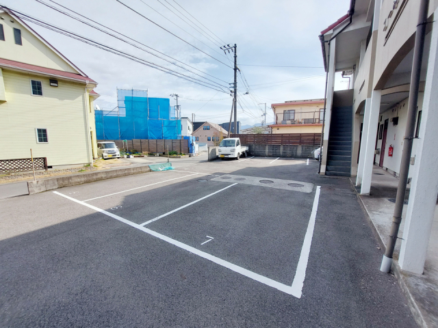 【伊予郡砥部町拾町のアパートの駐車場】