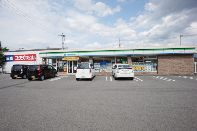 【伊予郡砥部町拾町のアパートのコンビニ】