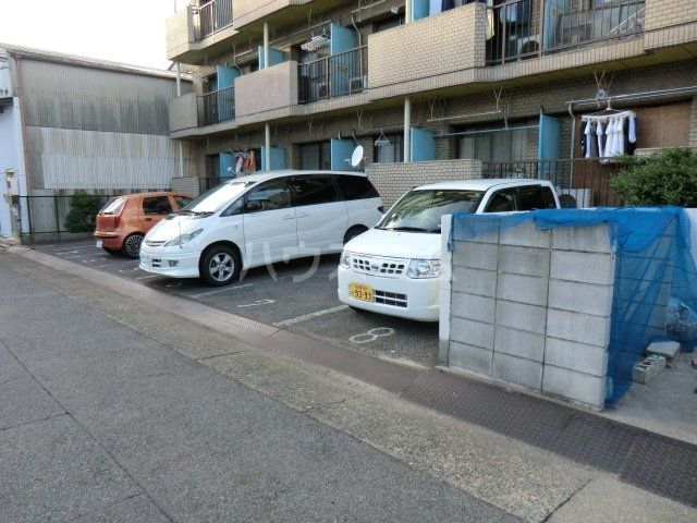 【名古屋市瑞穂区明前町のマンションの駐車場】