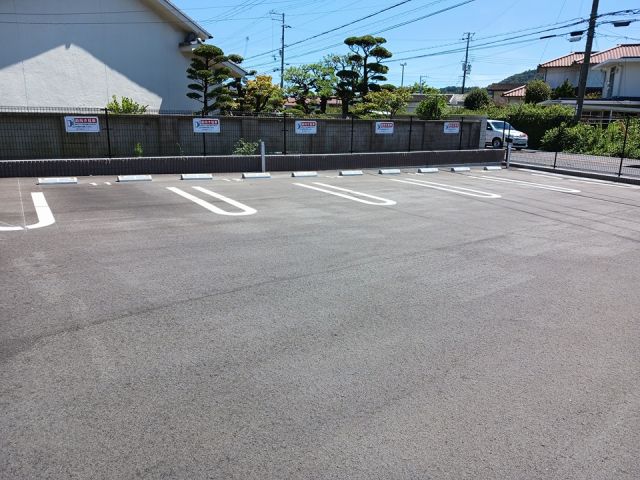 【姫路市別所町別所のアパートの駐車場】