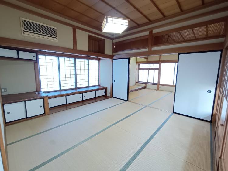 居室・リビング　1階8帖和室～真ん中和室からの眺め！続き和室にも！！