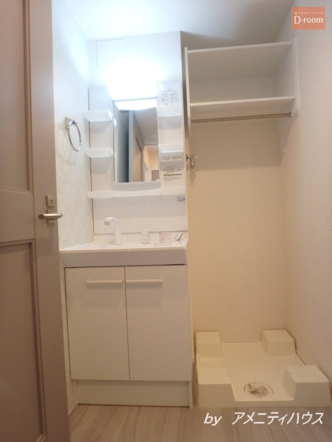 洗面設備　●朝の準備もラクラク　快適な独立洗面スペースあり。