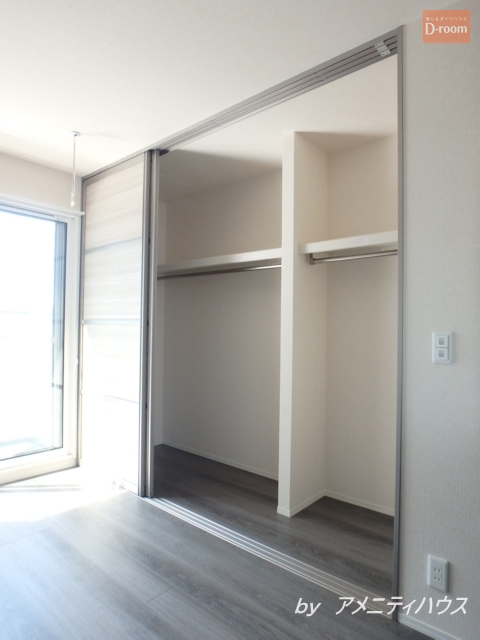 収納　●寝室にはたっぷりとした収納スペースあり。