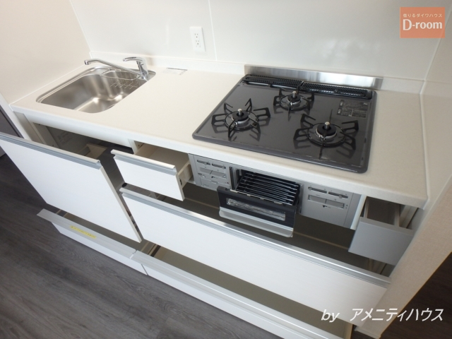 キッチン　●３口ガスコンロ・グリル付きのシステムキッチン。