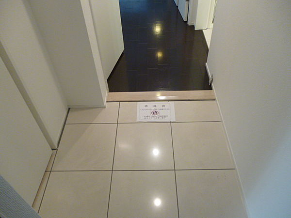 玄関　※別部屋の参考写真です。