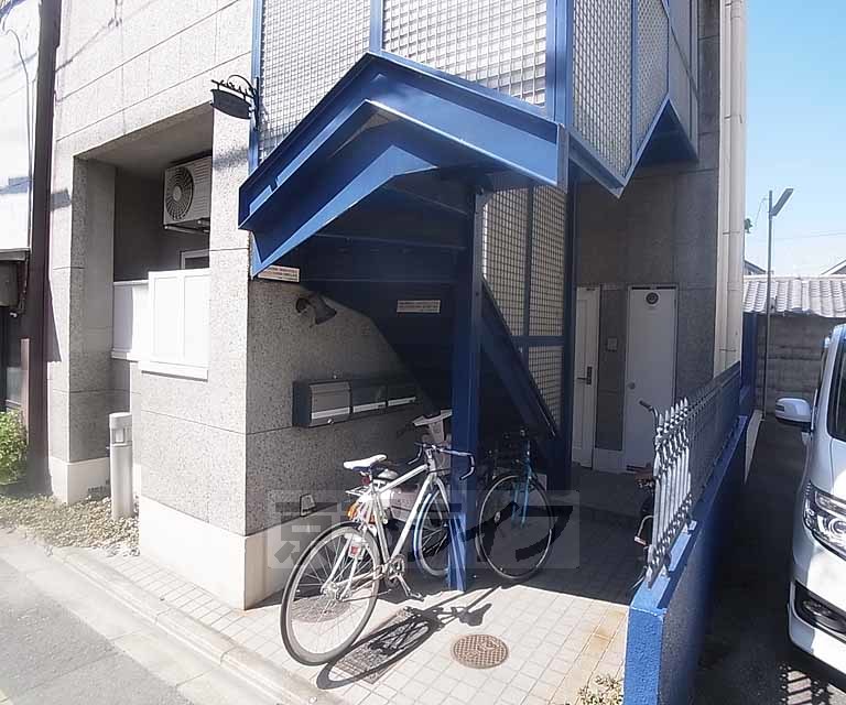 【京都市左京区聖護院東町のマンションのエントランス】