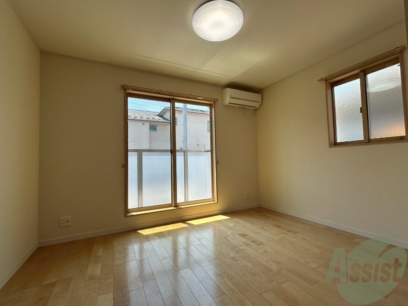 居室・リビング　日当たり良好で、広々としたリビングになっております。