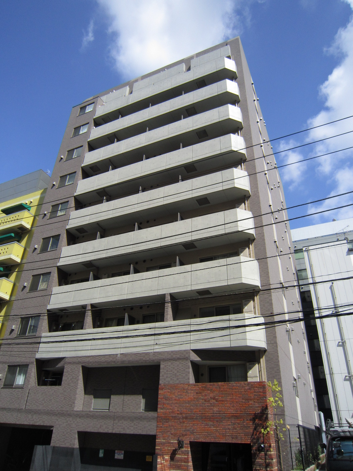 建物外観　外壁タイル張りのオシャレな外観♪