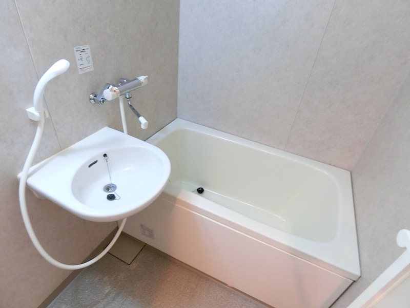 バス・シャワールーム　バスルームに洗面台あり