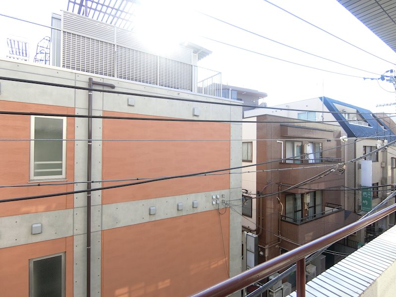 眺望　目の前は商店街です