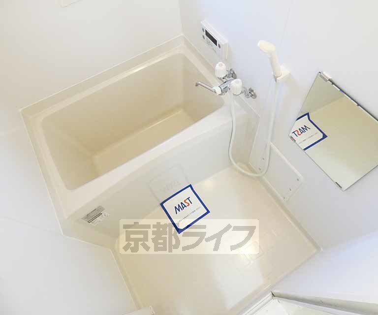 バス・シャワールーム　鏡の付いた便利なお風呂