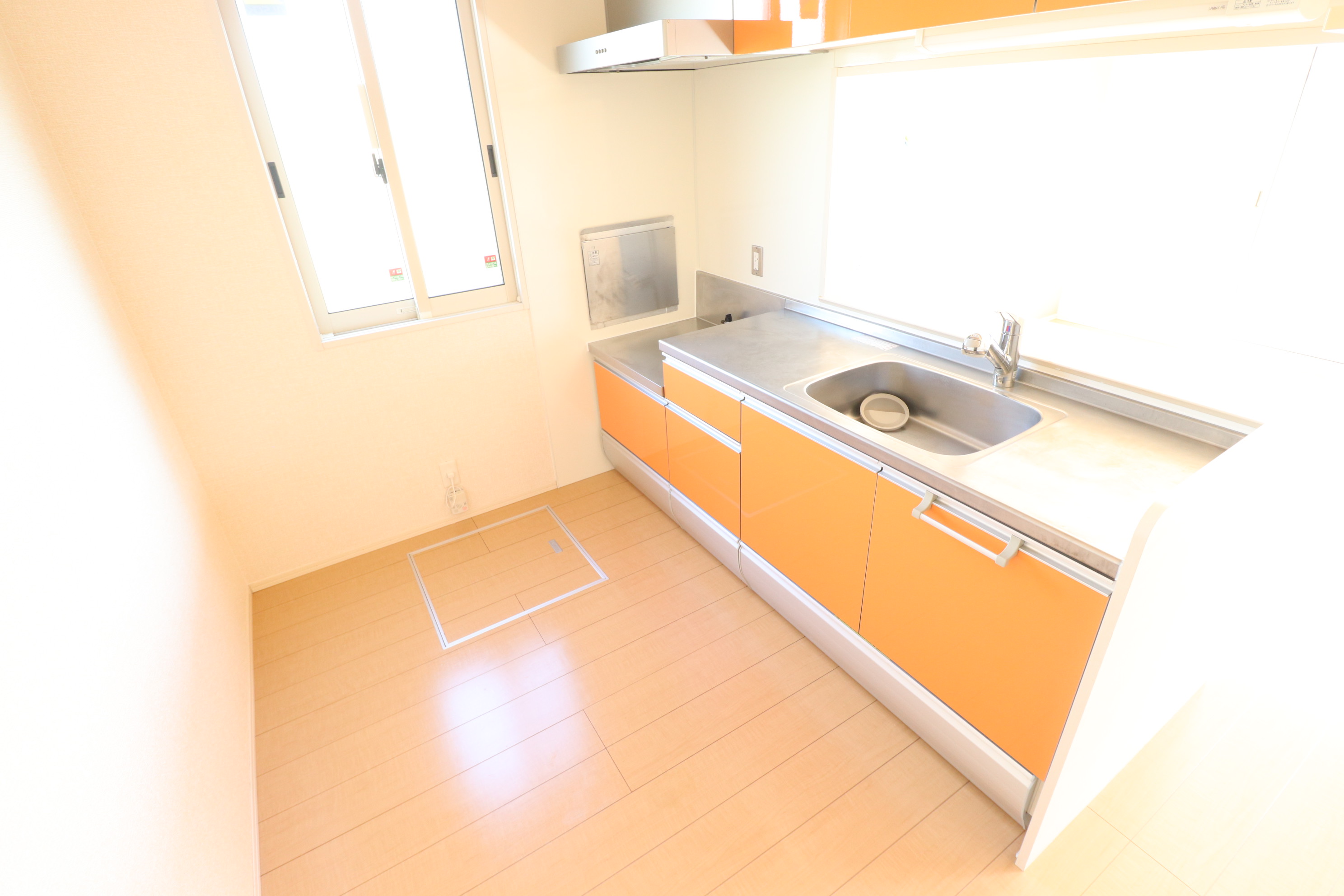キッチン　可愛いオレンジ色が目を引くキッチン♪