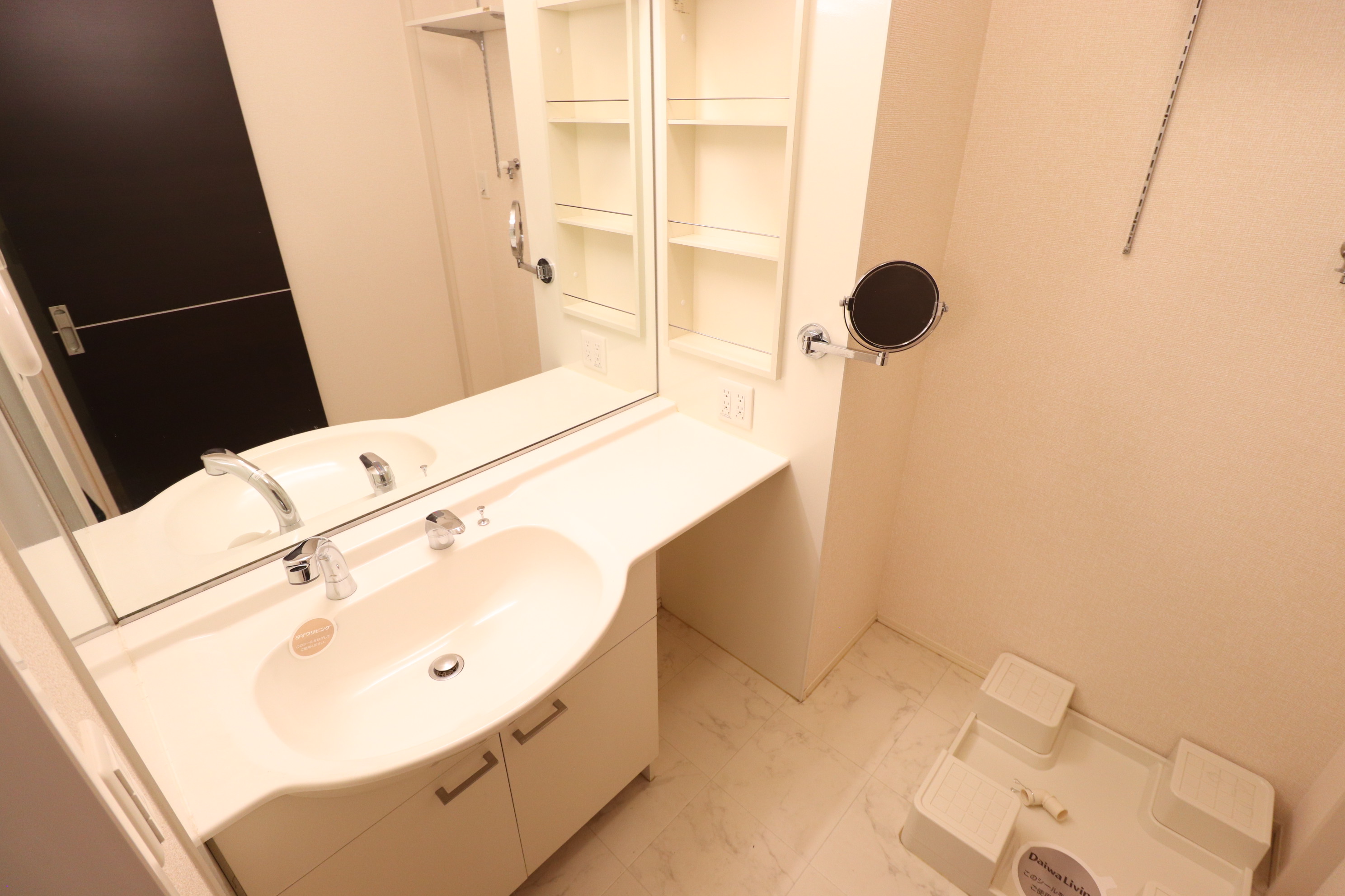 洗面設備　小さな鏡も付いた洗面台です♪