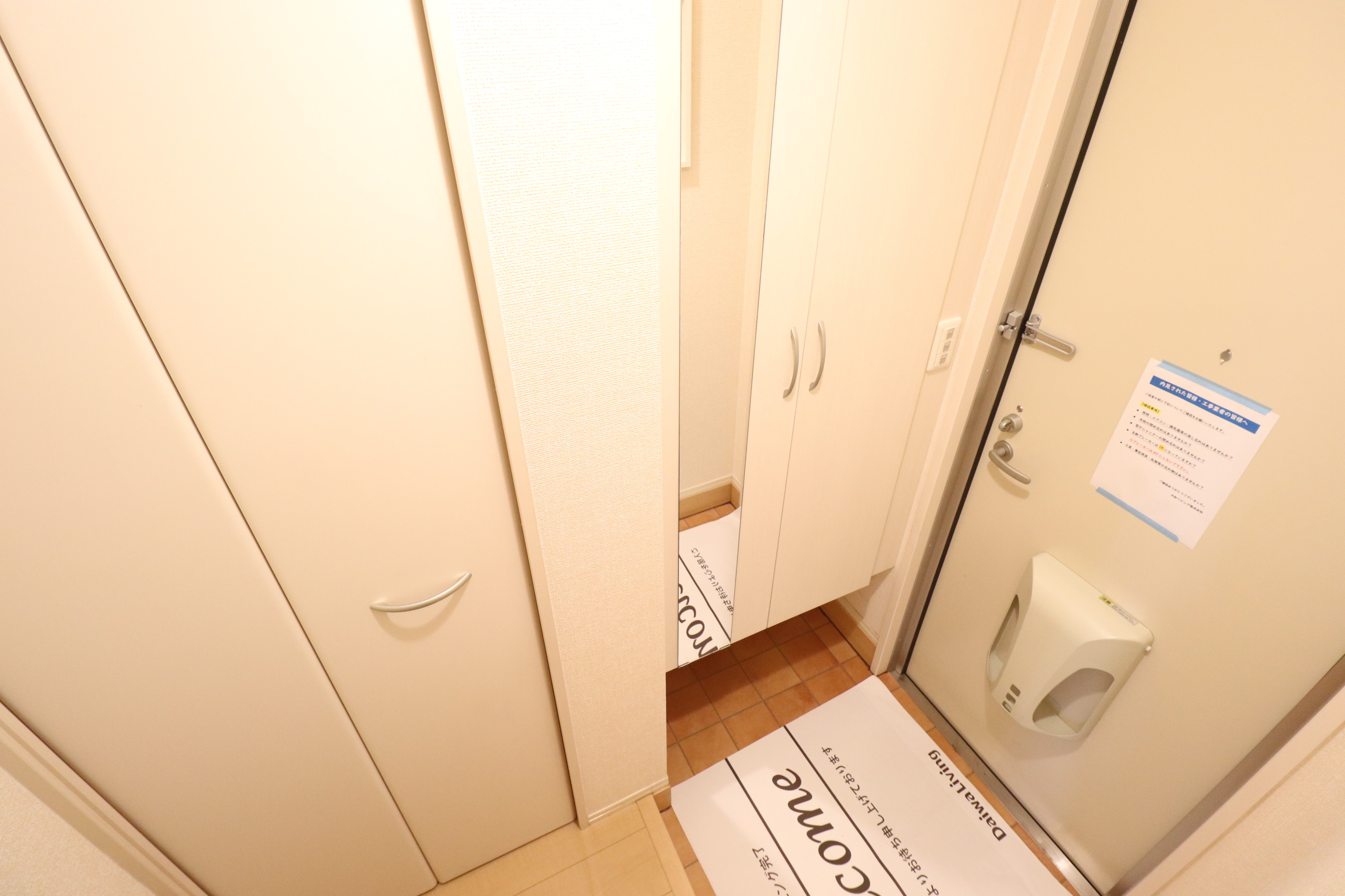 玄関　靴箱のすぐ隣にも収納スペースががあり便利♪