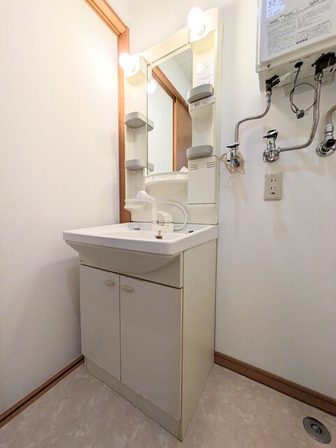 洗面設備　★洗面所には身支度に便利な洗面化粧台です♪★