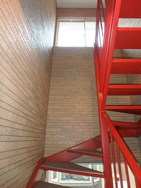 エントランス　おしゃれな階段です♪