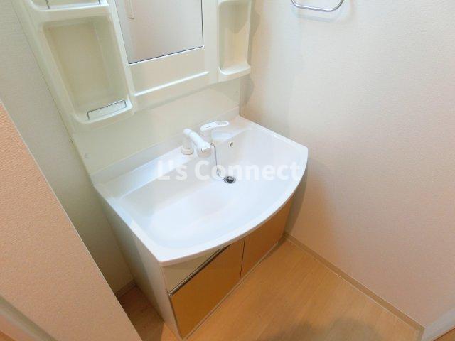 洗面設備　朝の支度もスムーズな独立洗面台。