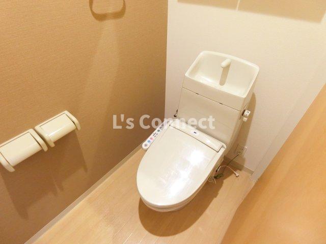 トイレ　温水洗浄便座付きのトイレ。