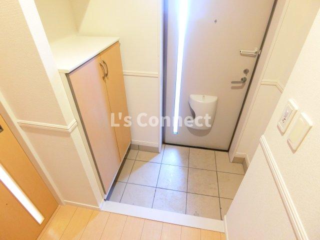 玄関　下駄箱付きで靴も収納できます。