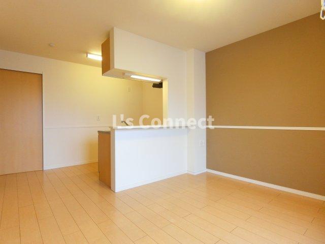 居室・リビング　アクセントクロス使用のＬＤＫ。