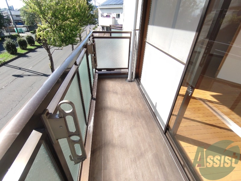 バルコニー　バルコニー。洗濯物がはかどりそうな広さがありますよ。