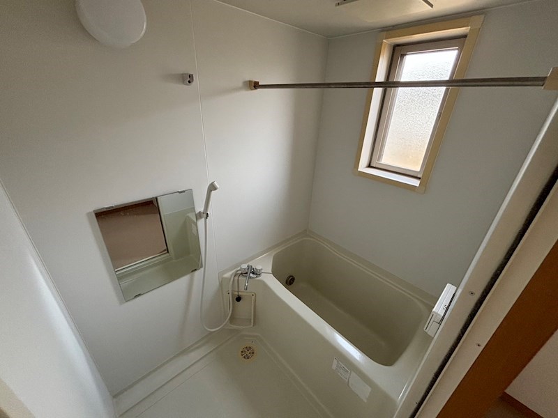 バス・シャワールーム　追い焚き機能付きのお風呂