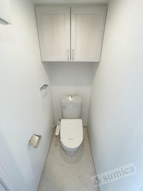 トイレ　人気アイテムの温水洗浄便座。清潔感のあるトイレです。