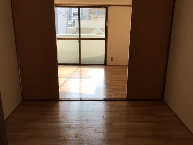 居室・リビング　同物件別室です。