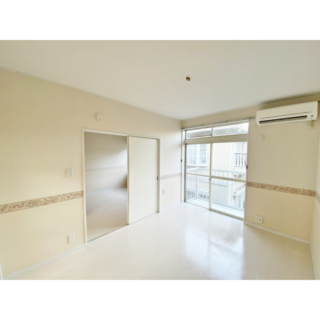 居室・リビング　白を貴重とした明るいお部屋