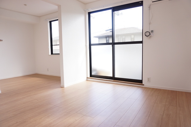 居室・リビング　南東向きのＬＤＫ１２．７帖★